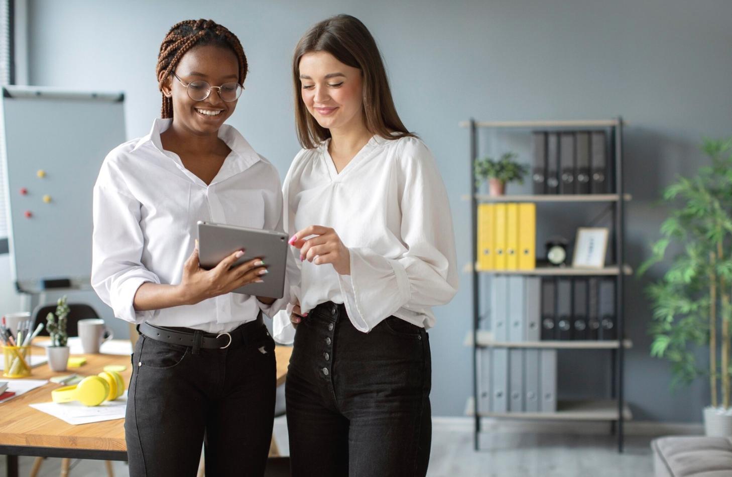 Equipo de quenthyros trabajando en análisis financiero