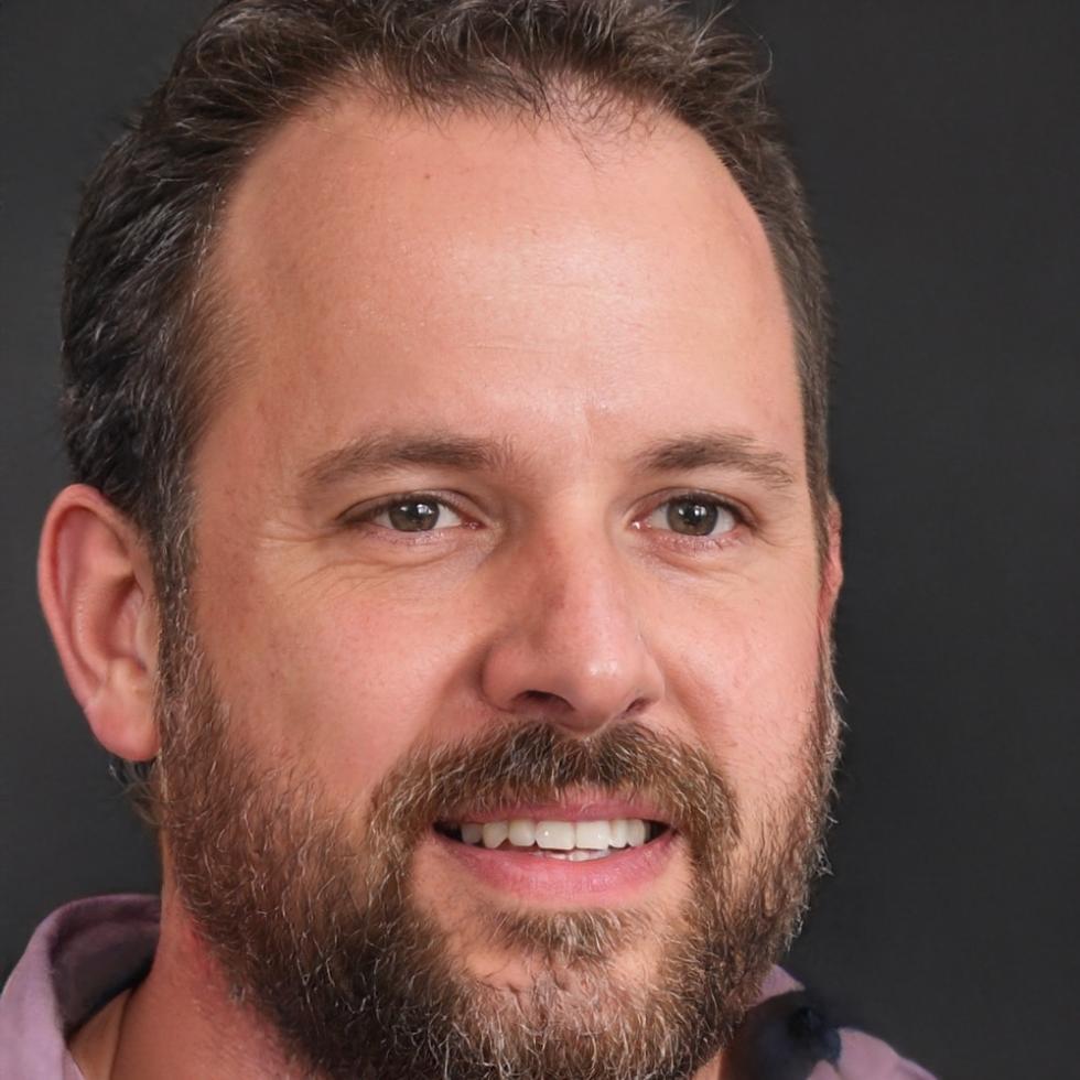 Especialista técnico revisando configuraciones de sistemas empresariales